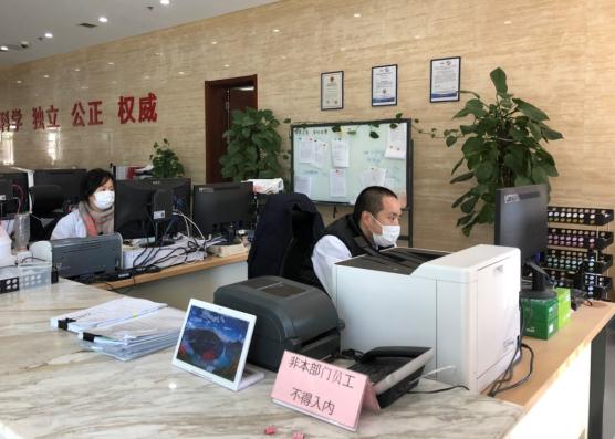 梁靜和王杉在辦理抗疫應急檢驗收檢登記業務