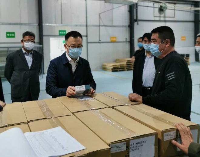 山西省藥品監(jiān)督管理局黨組書記、局長(zhǎng)贠亞明（左二）在藥品經(jīng)營(yíng)單位調(diào)研藥品倉(cāng)儲(chǔ)以及藥品安全管理情況