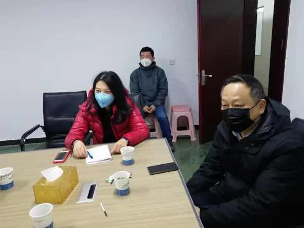 圖為袁媛外地指導企業申報工作場景