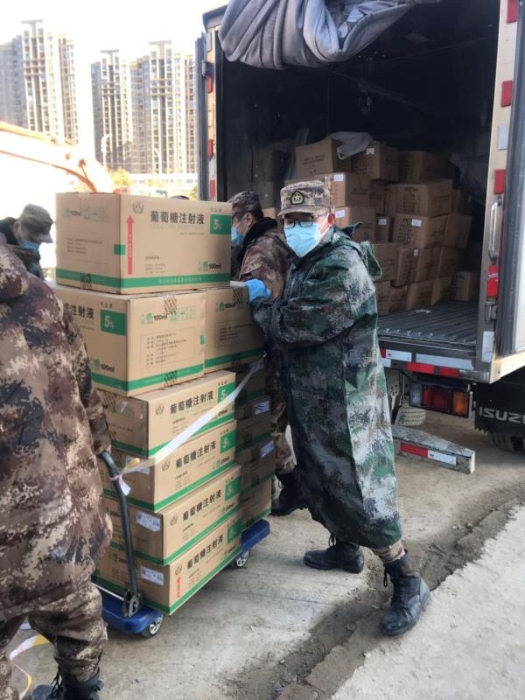 圖四為朱捷在武漢搬運藥品照片