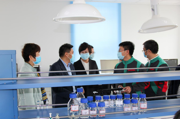 圖為吉林省藥監局黨組書記、局長劉寶芳一行調研企業新型冠狀病毒體外診斷產品研發生產情況。