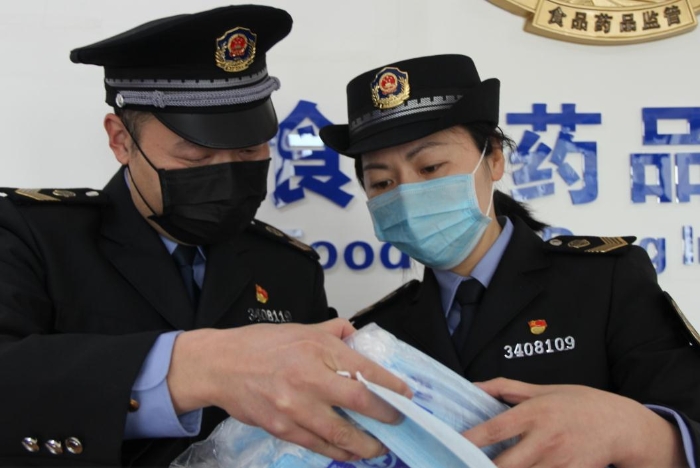執法人員在查驗假冒醫用口罩 孫斌園 攝 執法人員在查驗假冒醫用口罩 孫斌園 攝