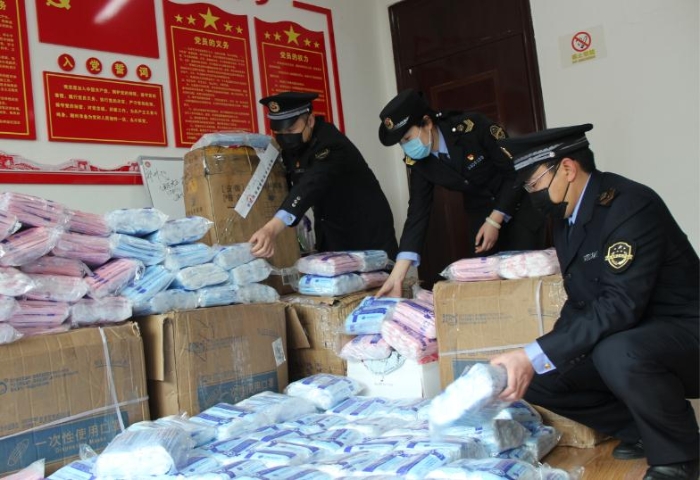 執法人員在清點查扣的假冒醫用口罩 孫斌園攝 執法人員在清點查扣的假冒醫用口罩 孫斌園攝