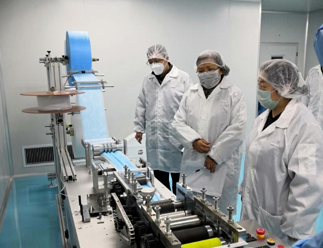 技術指導組對口罩生產企業現場指導。