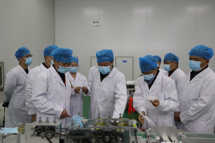 “五_一”小長假期間，新疆維吾爾自治區藥監局黨組書記、局長張鈺祥（中）帶隊赴哈密市調研口罩生產企業。