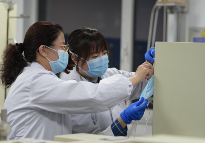 技術人員對口罩等疫情防控用品進行檢驗。 技術人員對口罩等疫情防控用品進行檢驗。
