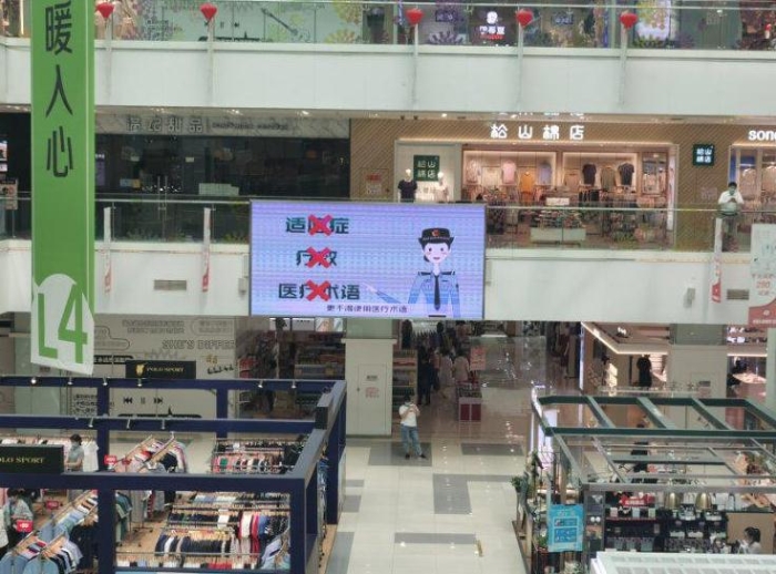 圖為海淀區市場監管局在商業繁華地區、社區等，為化妝品科普宣傳“布局”造勢。