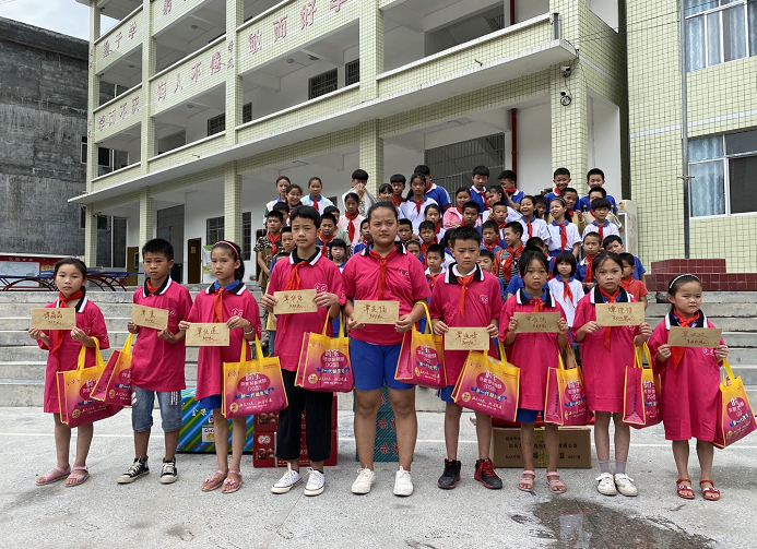 “金嗓子”捐資助學(xué)繼續(xù)獻(xiàn)愛心