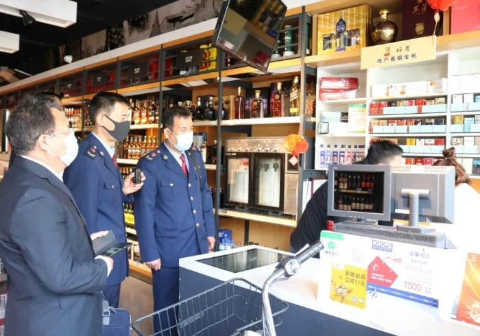 執法人員在該轄區啟秀中學周圍超市進行檢查。新城區市場監督管理局供圖.