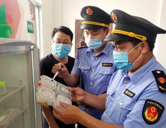 圖為6月8日該局執法人員在一鄉鎮學校食堂檢查食品留樣。