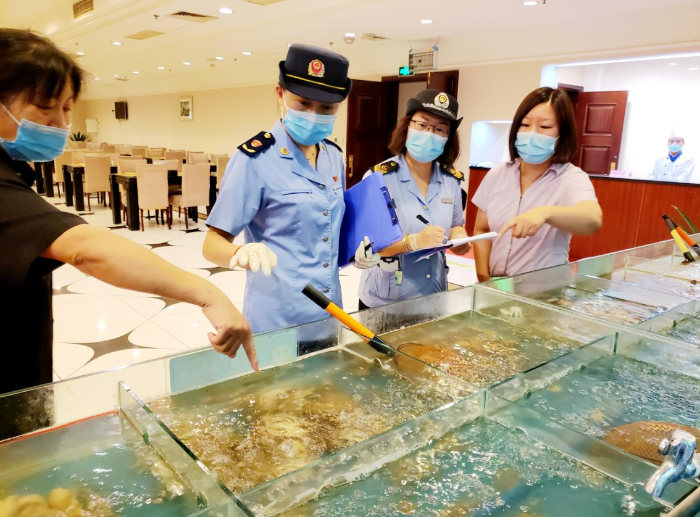圖為順義區(qū)市場(chǎng)監(jiān)管局執(zhí)法人員檢查水產(chǎn)品、肉類等進(jìn)貨渠道。 圖為順義區(qū)市場(chǎng)監(jiān)管局執(zhí)法人員檢查水產(chǎn)品、肉類等進(jìn)貨渠道。