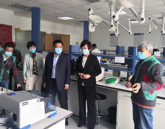 圖為吉林省藥監(jiān)局黨組書記、局長劉寶芳(右二)調研企業(yè)新型冠狀病毒體外診斷產品研發(fā)生產情況。吉林省藥監(jiān)局供圖 圖為吉林省藥監(jiān)局黨組書記、局長劉寶芳(右二)調研企業(yè)新型冠狀病毒體外診斷產品研發(fā)生產情況。吉林省藥監(jiān)局供圖