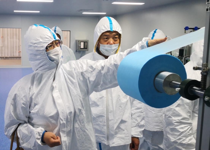 圖為吉林檢查分局監(jiān)管人員檢查口罩熔噴布質量安全。吉林省 圖為吉林檢查分局監(jiān)管人員檢查口罩熔噴布質量安全。吉林省