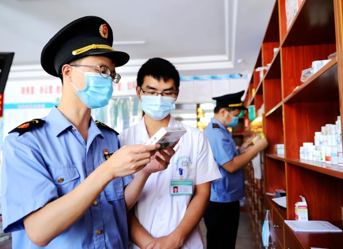 圖為6月16日該局執法人員在一家社區衛生服務中心檢查藥品質量。