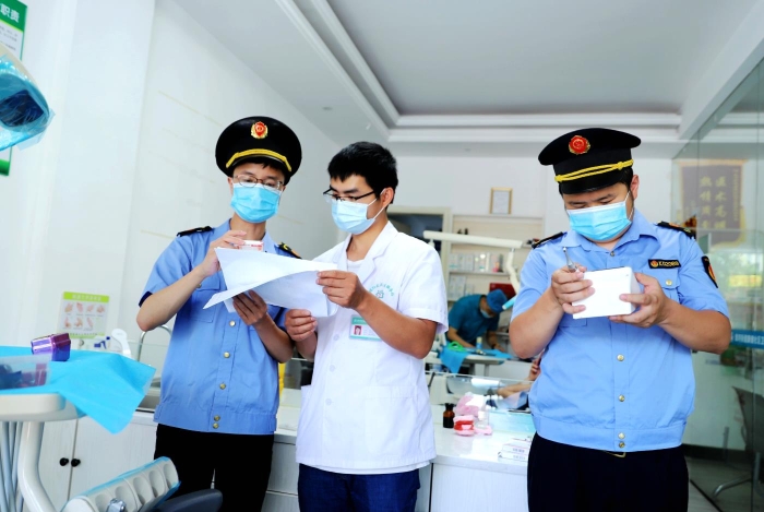 圖為6月17日該局執法人員正對在城南一家口腔診所的藥械進行檢查。
