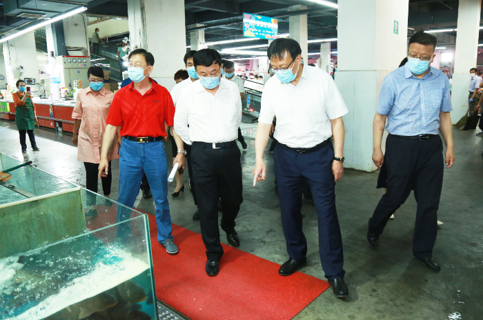 圖為馬學軍、歐陽曉暉在市場檢查。