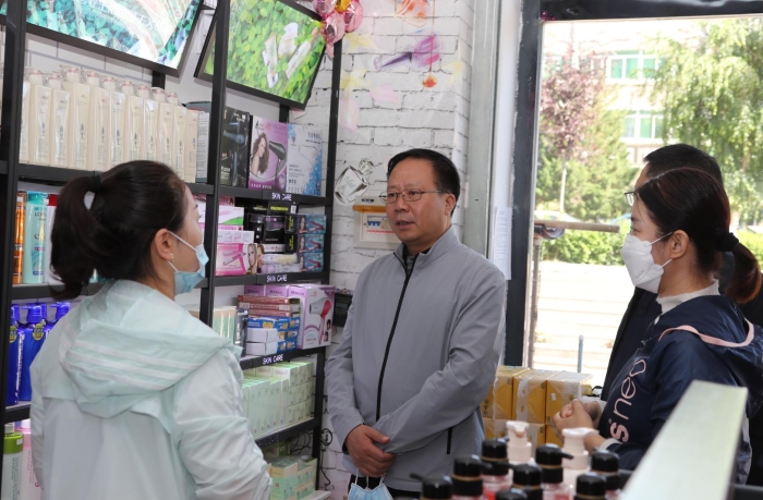 自治區藥監局黨組書記、局長張鈺祥帶隊在伊犁州鞏留縣檢查化妝品經營門店。馬少賓攝