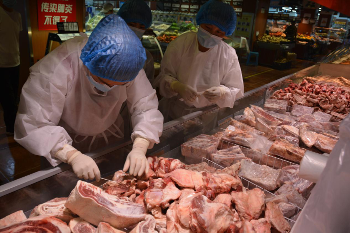 圖為該局執法人員正進行抽樣檢查。