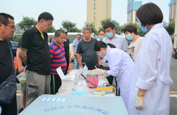 圖為檢測技術人員現場為市民檢快檢鮮牛肉. 圖為檢測技術人員現場為市民檢快檢鮮牛肉.