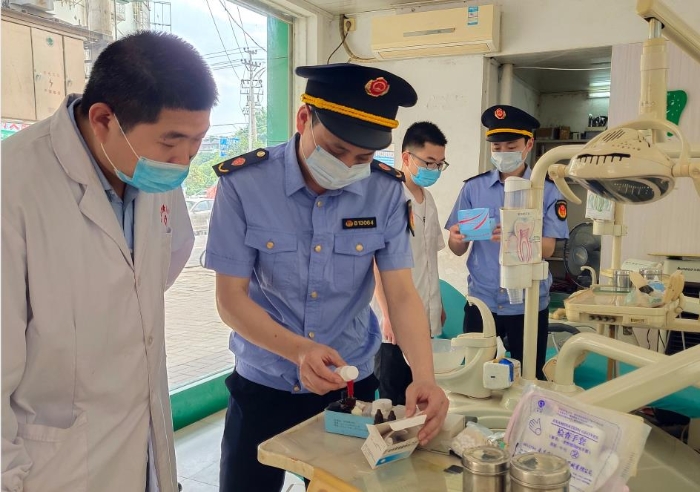 圖為7月15日該局執法人員正在一鄉鎮口腔診所檢查藥械。