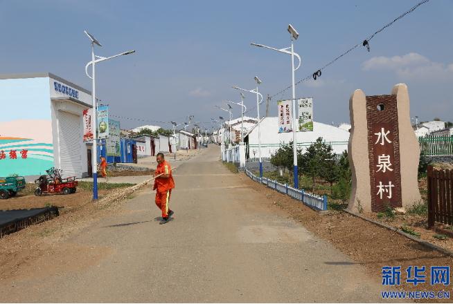 水泉村的保潔員正在清掃村路。新華網 曹楨攝