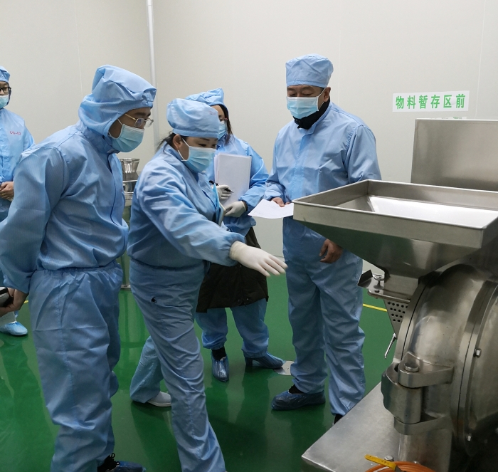 圖為吉林檢查分局局長徐鶴帶隊檢查藥品生產企業