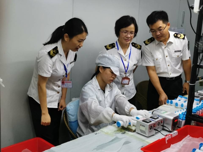 工作人員在檢查紅外體溫計、口罩生產企業。 工作人員在檢查紅外體溫計、口罩生產企業。