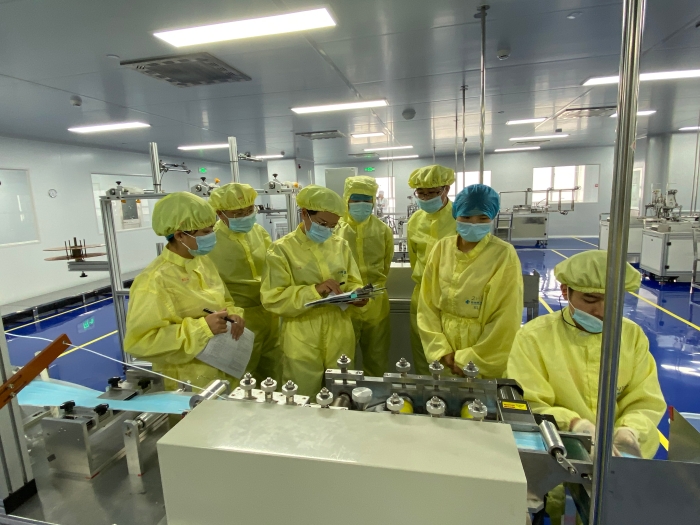 工作人員在生產一線進行檢查 工作人員在生產一線進行檢查