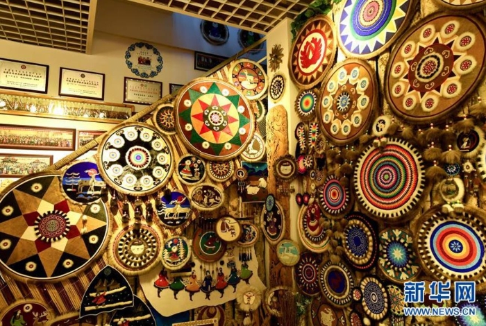 這是2019年12月16日拍攝的位于內(nèi)蒙古自治區(qū)呼倫貝爾市鄂溫克族自治旗民族文化產(chǎn)業(yè)創(chuàng)業(yè)園的太陽姑娘工作室。 新華社記者 貝赫 攝