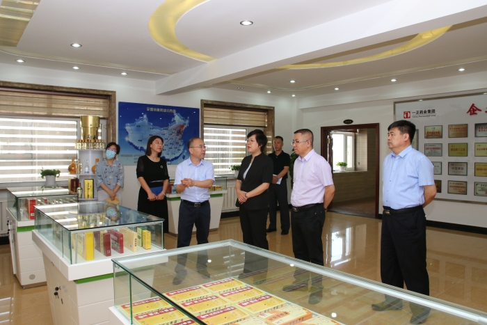 圖為吉林省藥監局黨組書記、局長劉寶芳（右三）調研藥品生產企業發展狀況。
