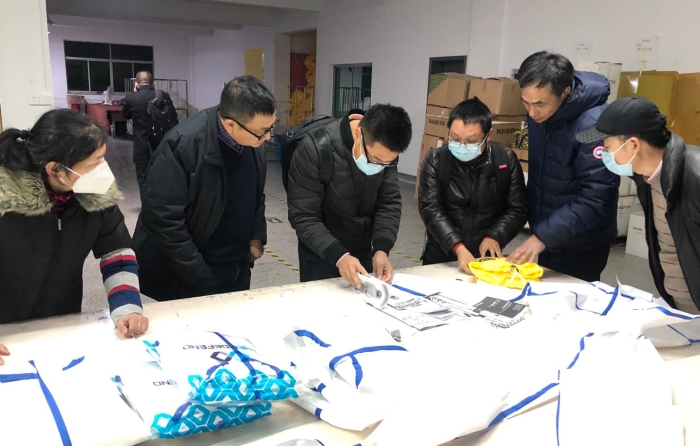 圖為顏高星在某企業檢查(左三為顏高星) 圖為顏高星在某企業檢查(左三為顏高星)