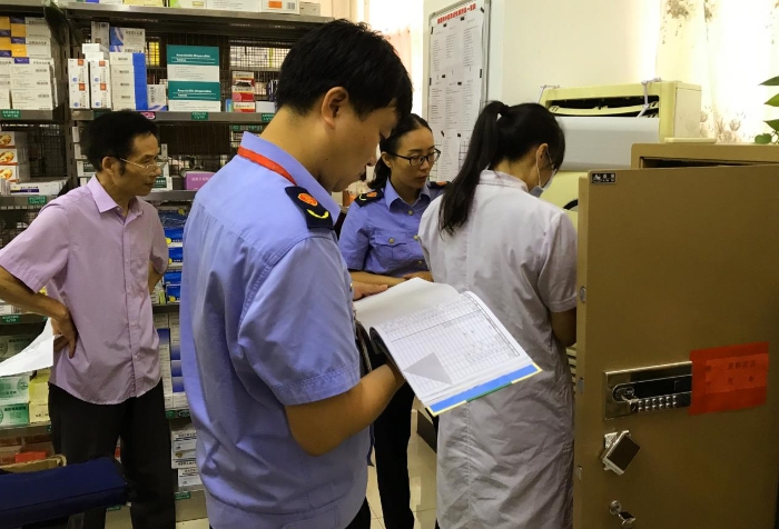 圖為該局執(zhí)法人員在一家醫(yī)院藥房檢查麻醉、精神藥品出入庫情況。