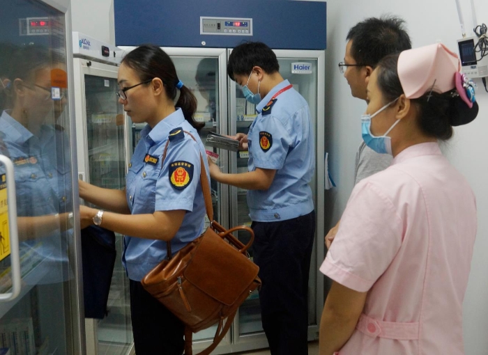 圖為該局執(zhí)法人員在一家疫苗接種單位檢查冷藏設(shè)施和疫苗養(yǎng)護(hù)情況。