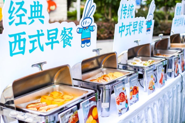 流動早餐車上的早餐品類豐富，涵蓋中式西式各類餐點。新華網 發