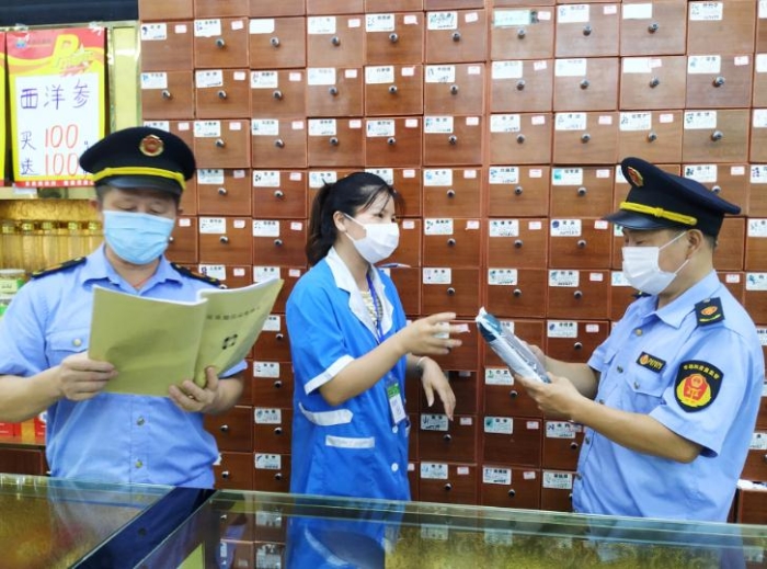 圖為執法人員在一家零售藥店檢查中藥飲片進貨臺賬、質量安全等情況。