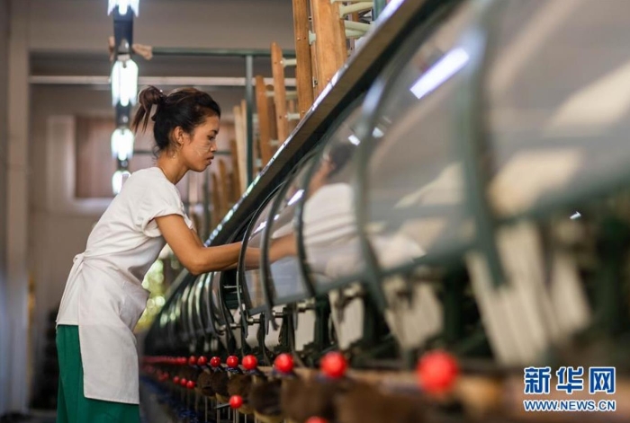 云南德宏正信實業股份有限公司的工人在車間里作業（8月21日攝）。 新華社記者 胡超 攝