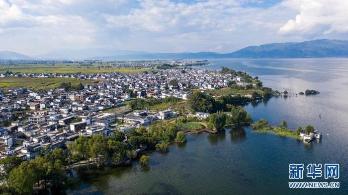 這是9月3日拍攝的云南省大理市古生村村貌與洱海風光（無人機照片）。新華社記者 胡超 攝