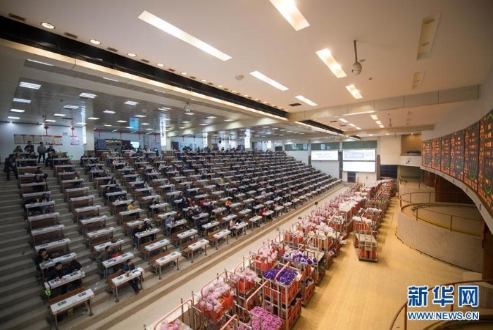 花商在中國云南昆明斗南國際花卉拍賣交易中心內競拍各種鮮花（2019年2月12日攝）。新華社記者 胡超 攝