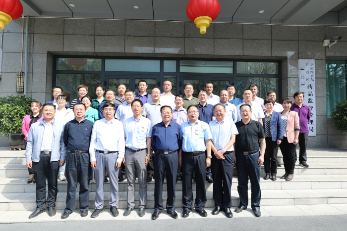 新疆維吾爾自治區藥監局干部職工與援疆干部合影（馬少賓攝）