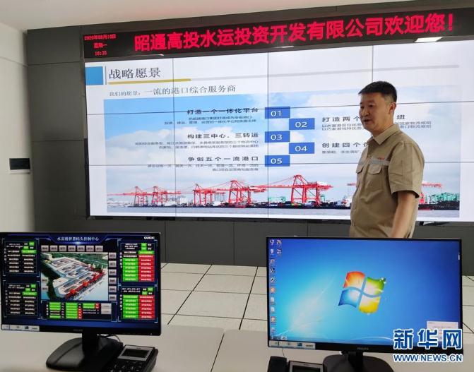 昭通高投水運(yùn)投資開發(fā)有限公司董事長劉東曉在介紹水富港建設(shè)情況（8月10日攝）。 新華社記者 林碧鋒 攝