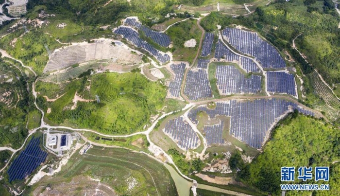 這是位于江西省尋烏縣文峰鄉上甲村附近的生態修復區。從前這里是大面積的廢棄稀土礦山，目前除了恢復植被外，還成為了當地的光伏產業基地（7月19日攝，無人機照片）。  新華社記者 彭昭之 攝