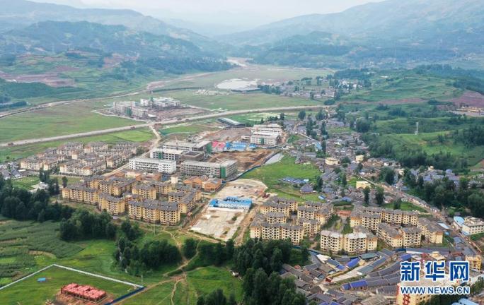 位于昭覺縣城城郊的集中安置點南坪社區，這里安置了來自周邊深度貧困地區28個鄉鎮的近5000名彝族群眾（8月12日攝，無人機照片）。 新華社記者 李賀 攝