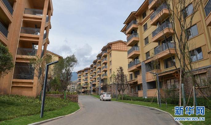 搬下山的人們，住進了有彝族傳統建筑風格的新社區（8月11日攝）。 新華社記者 李賀 攝