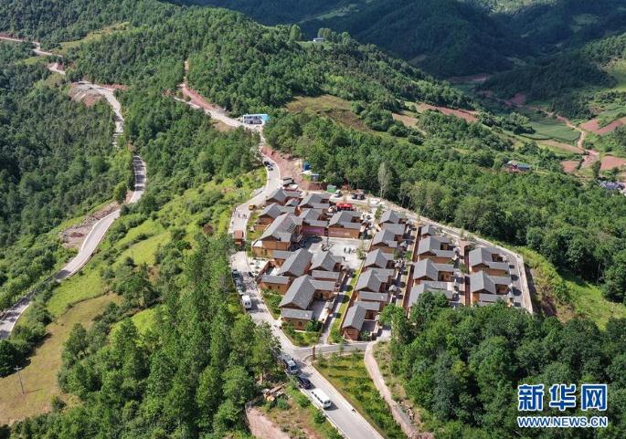 坐落在四川省涼山彝族自治州昭覺縣三岔河鄉的三河新村定居點房屋錯落有致、環境優美（8月10日攝，無人機照片）。 新華社記者 李賀 攝