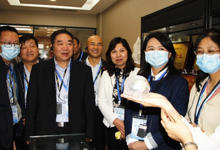 解說員現場講解相關產品在顱頜面外科領域使用情況（賀一辰 攝）