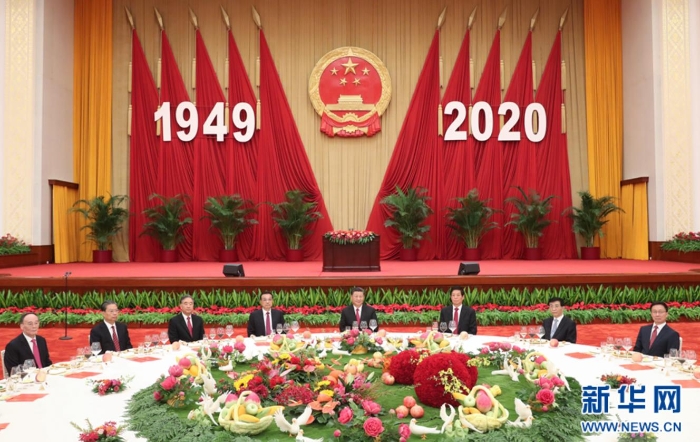 9月30日晚，國務(wù)院在北京人民大會堂舉行國慶招待會，熱烈慶祝中華人民共和國成立七十一周年。習(xí)近平、李克強、栗戰(zhàn)書、汪洋、王滬寧、趙樂際、韓正、王岐山等黨和國家領(lǐng)導(dǎo)人與中外人士歡聚一堂，共慶共和國華誕。 新華社記者 姚大偉 攝