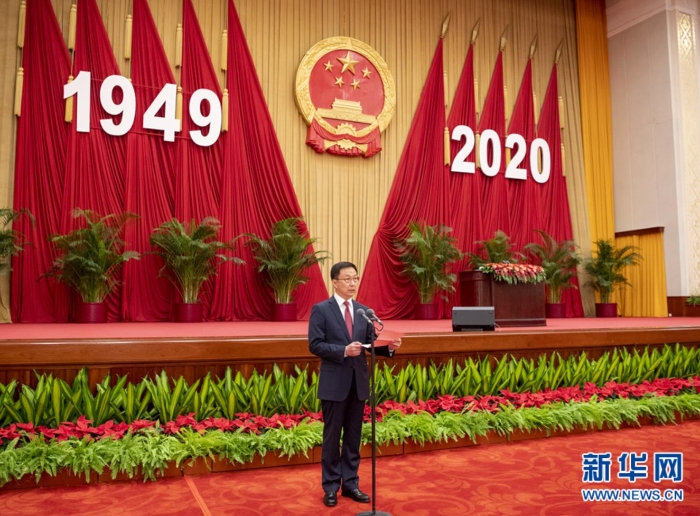 9月30日晚，國務(wù)院在北京人民大會堂舉行國慶招待會，熱烈慶祝中華人民共和國成立七十一周年。中共中央政治局常委、國務(wù)院副總理韓正主持招待會。 新華社記者 李學(xué)仁 攝