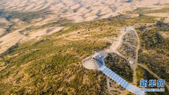 內蒙古鄂爾多斯達拉特旗銀肯塔拉的防風固沙林（2018年7月31日攝，無人機照片）。新華社記者 彭源 攝