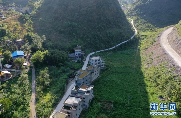貴州省紫云苗族布依族自治縣大營鎮大營村不少民居樓頂都用于存蓄雨水（8月25日攝，無人機照片）。新華社記者 劉續 攝