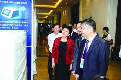 9月23日，浙江省副省長陳奕君（左二），省市場監管局黨委書記、局長章根明（左一），省藥監局黨組書記、局長徐潤龍（右一）參觀2020首屆藥品安全科學監管與創新發展峰會外場展區。